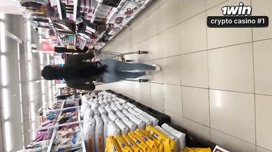 Cena quente e intensa de sexo explícito em um supermercado, com conteúdo adulto